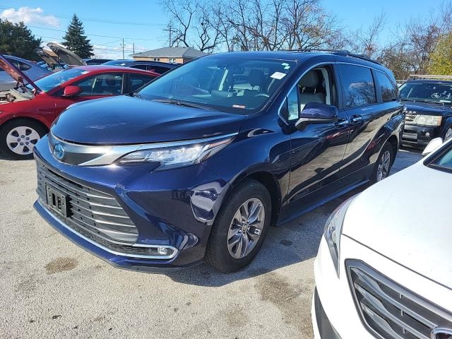 2022 Toyota Sienna XLE 7-Passenger 120.5