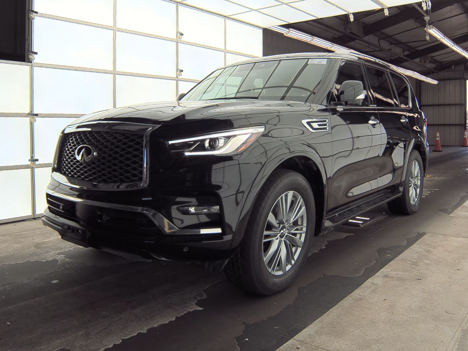2022 INFINITI QX80 LUXE