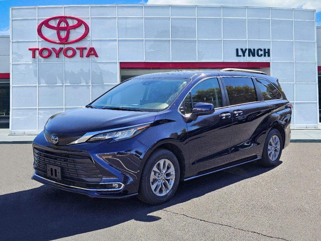 2023 Toyota Sienna XLE 8-Passenger 120.5