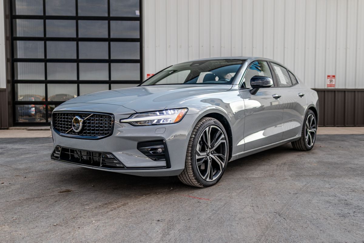 2024 Volvo S60 B5 Plus Dark