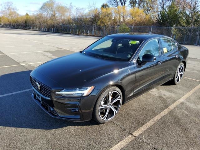 2024 Volvo S60 Core Dark Theme