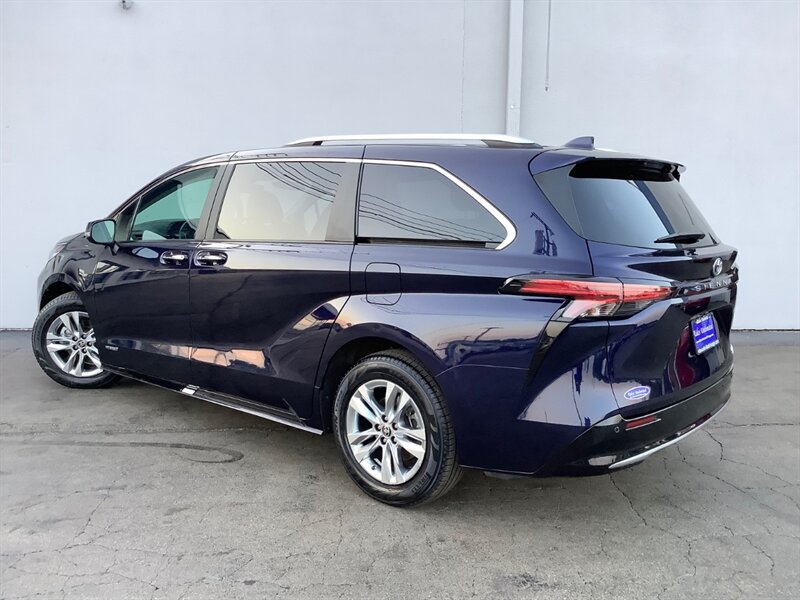 2021 Toyota Sienna Limited FWD