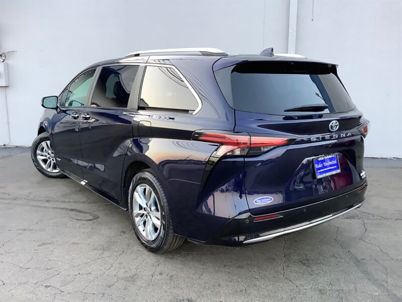 2021 Toyota Sienna Limited FWD