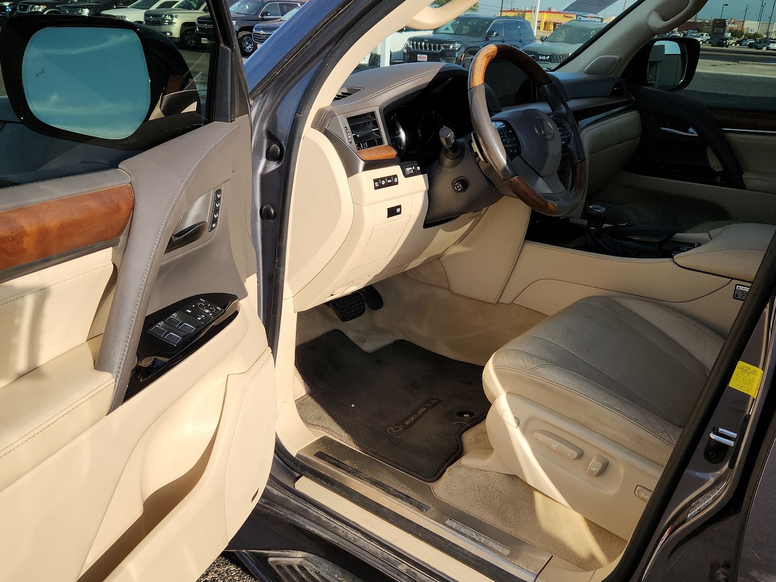 Lexus LX 570 снимка Lexus LX 570