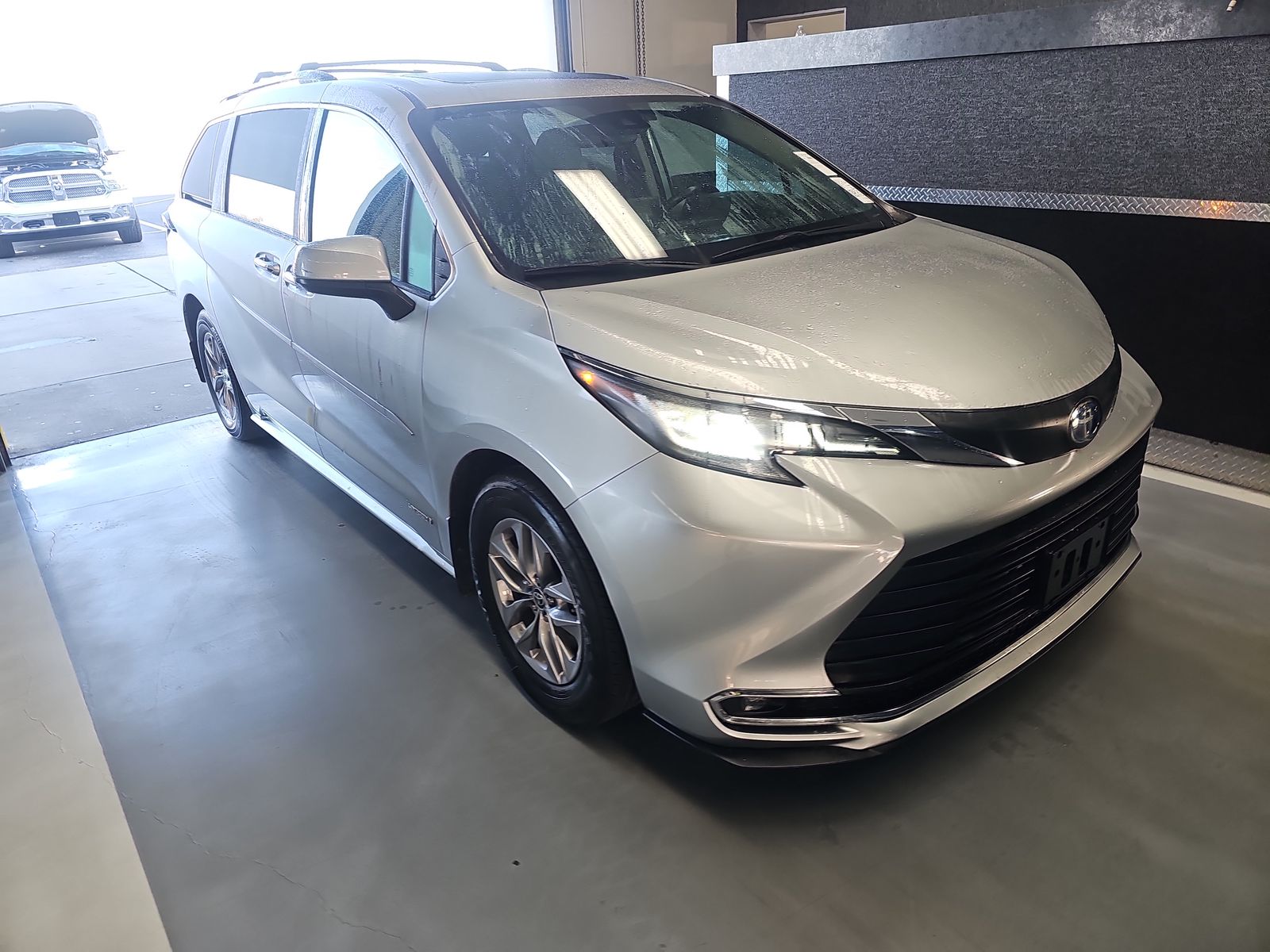 2021 Toyota Sienna XLE FWD