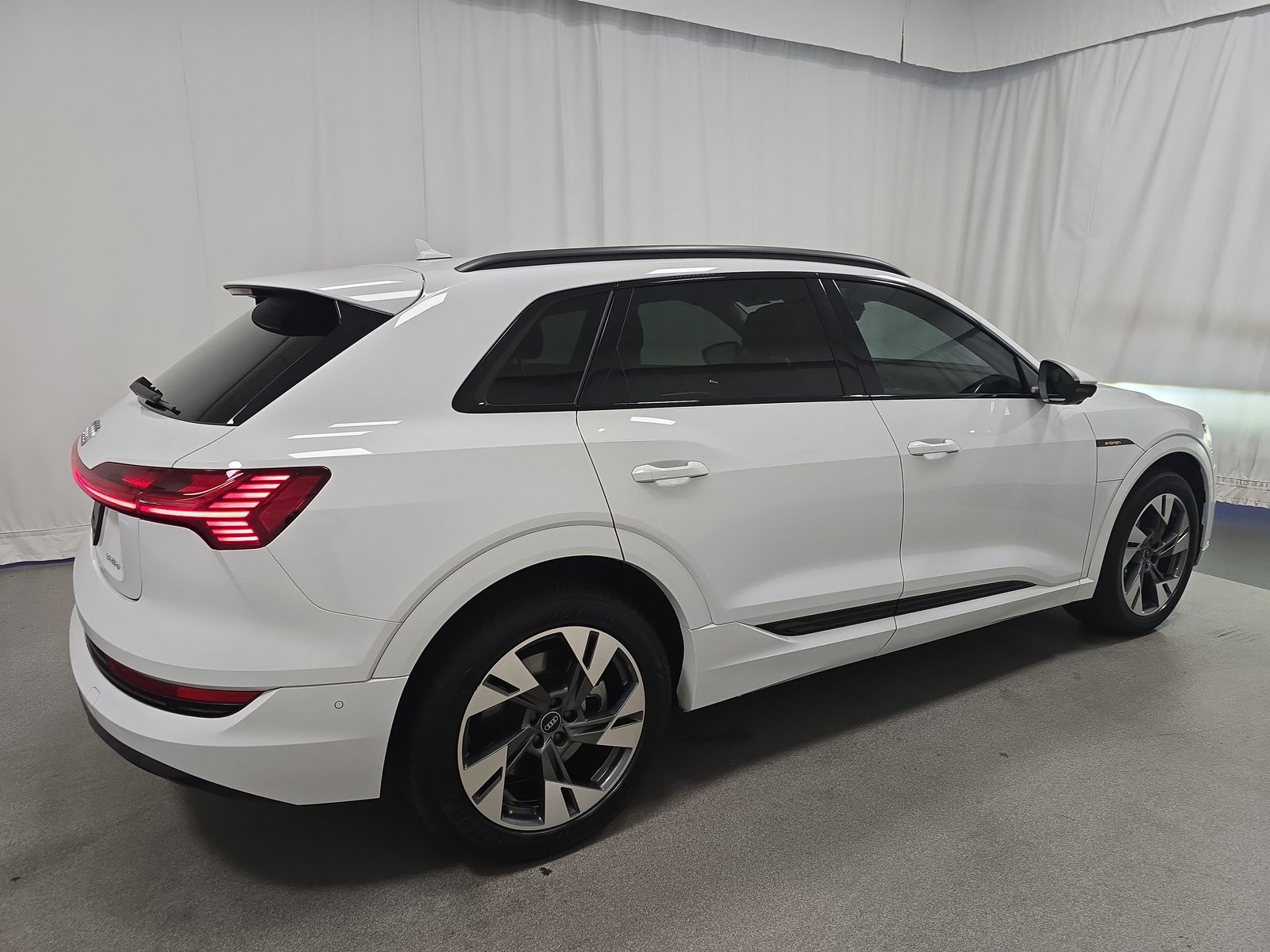 2022 Audi e-tron Premium AWD