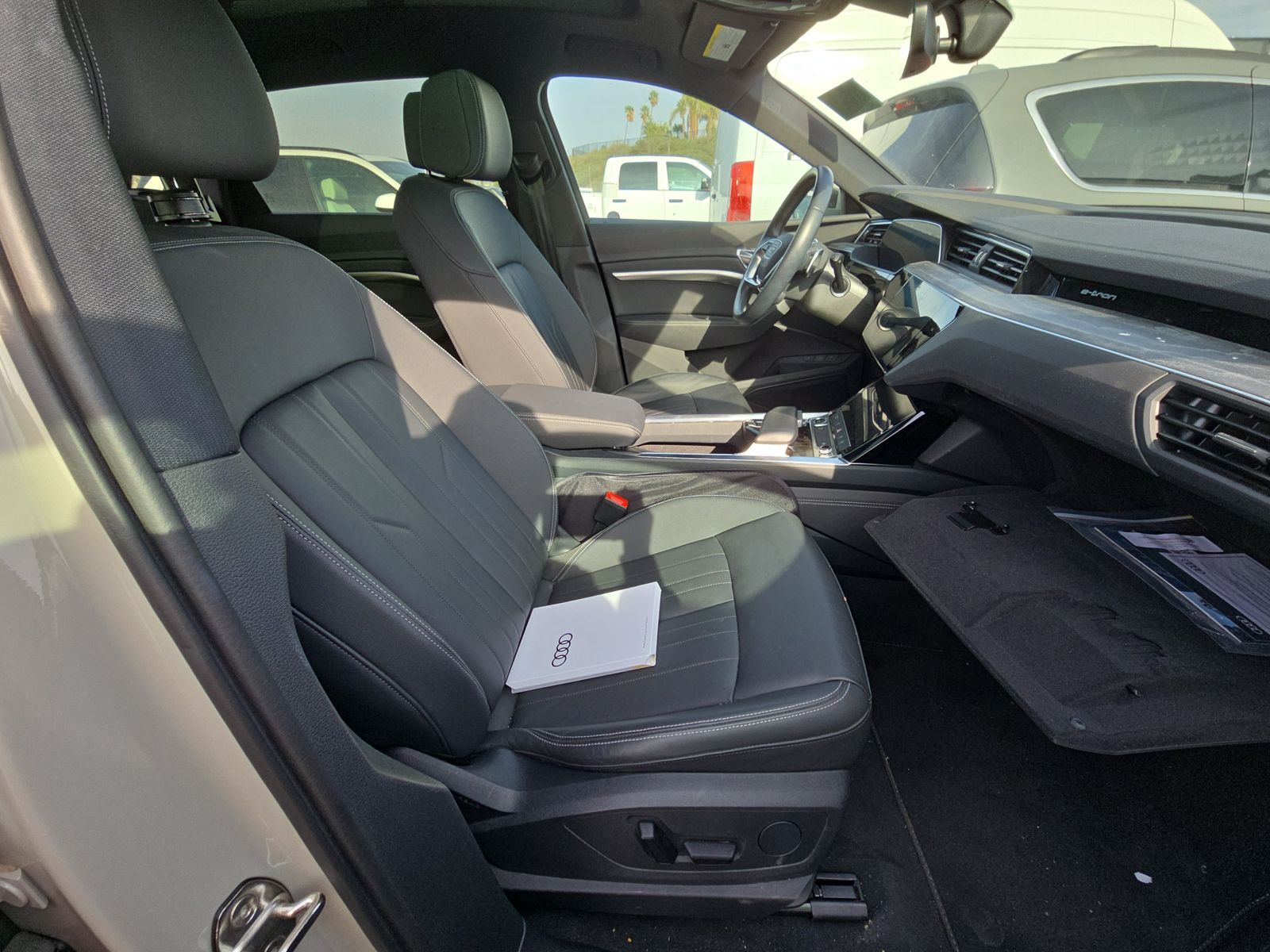 2022 Audi e-tron Premium AWD