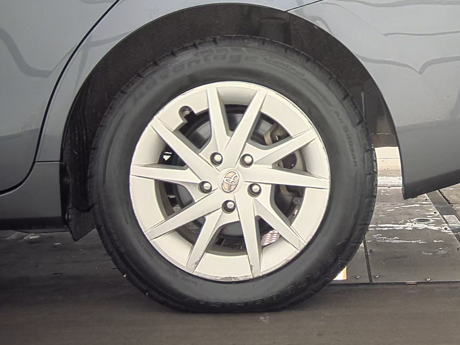 2014 Toyota Prius v Two FWD