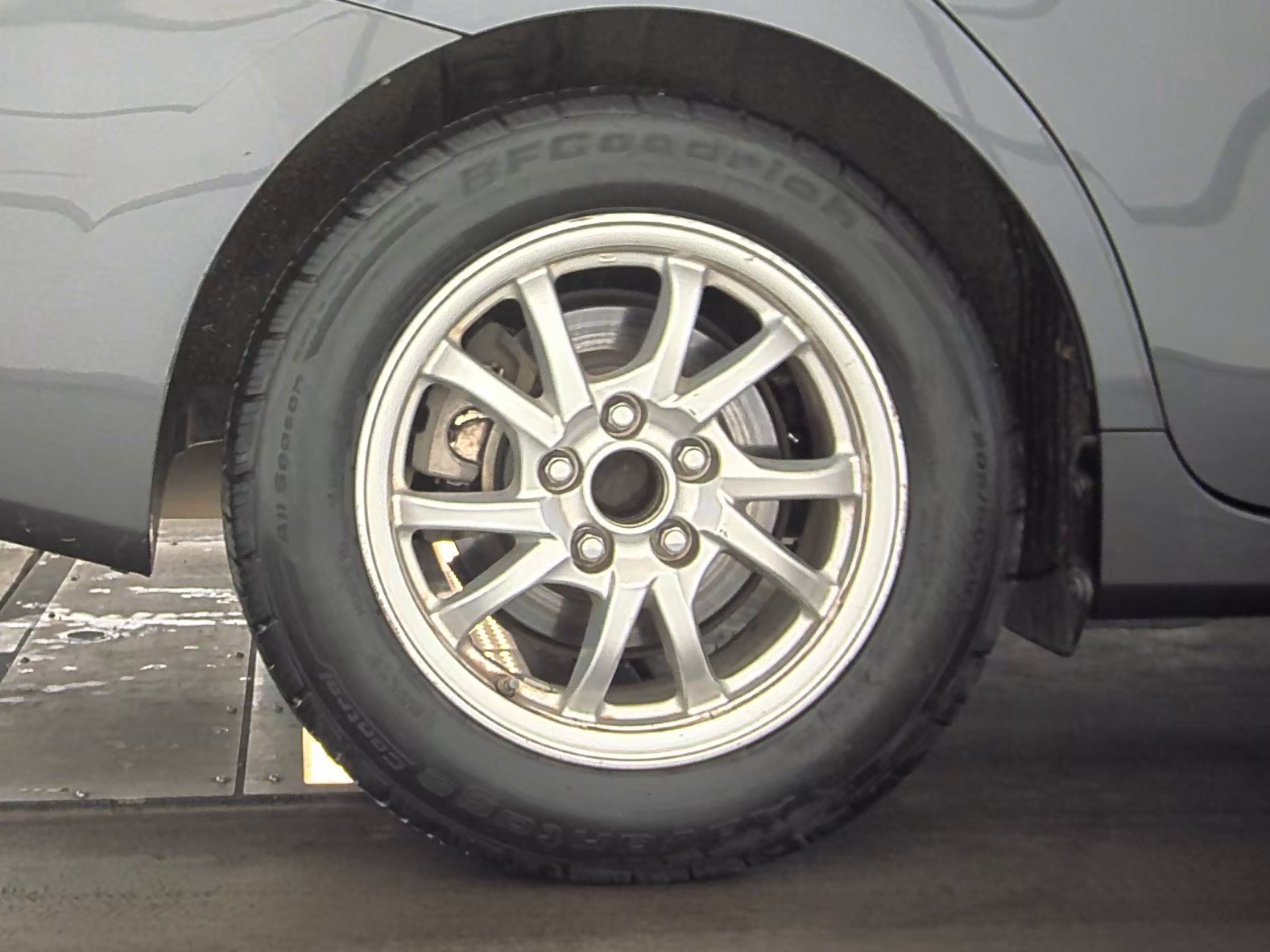 2014 Toyota Prius v Two FWD