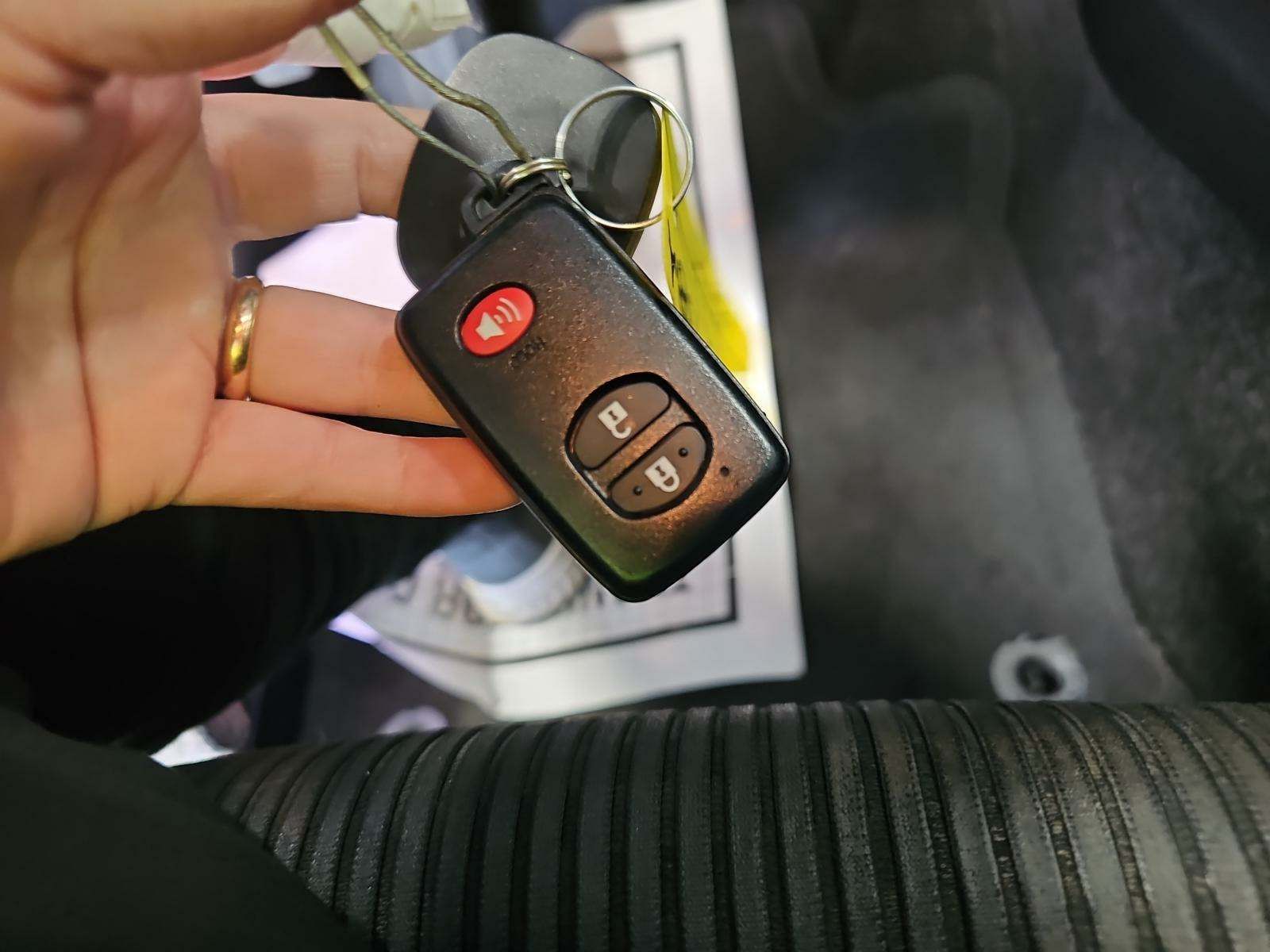 2016 Toyota Prius v Three FWD