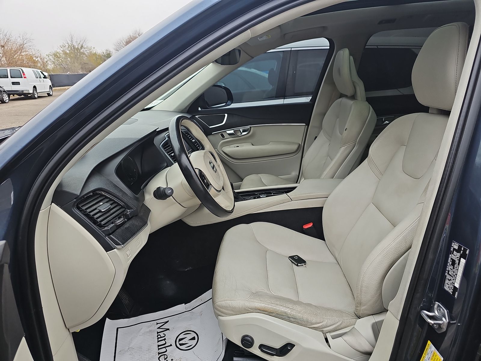 Volvo XC90 T5 Momentum 7-Passenger снимка Volvo XC90 T5 Momentum 7-Passenger