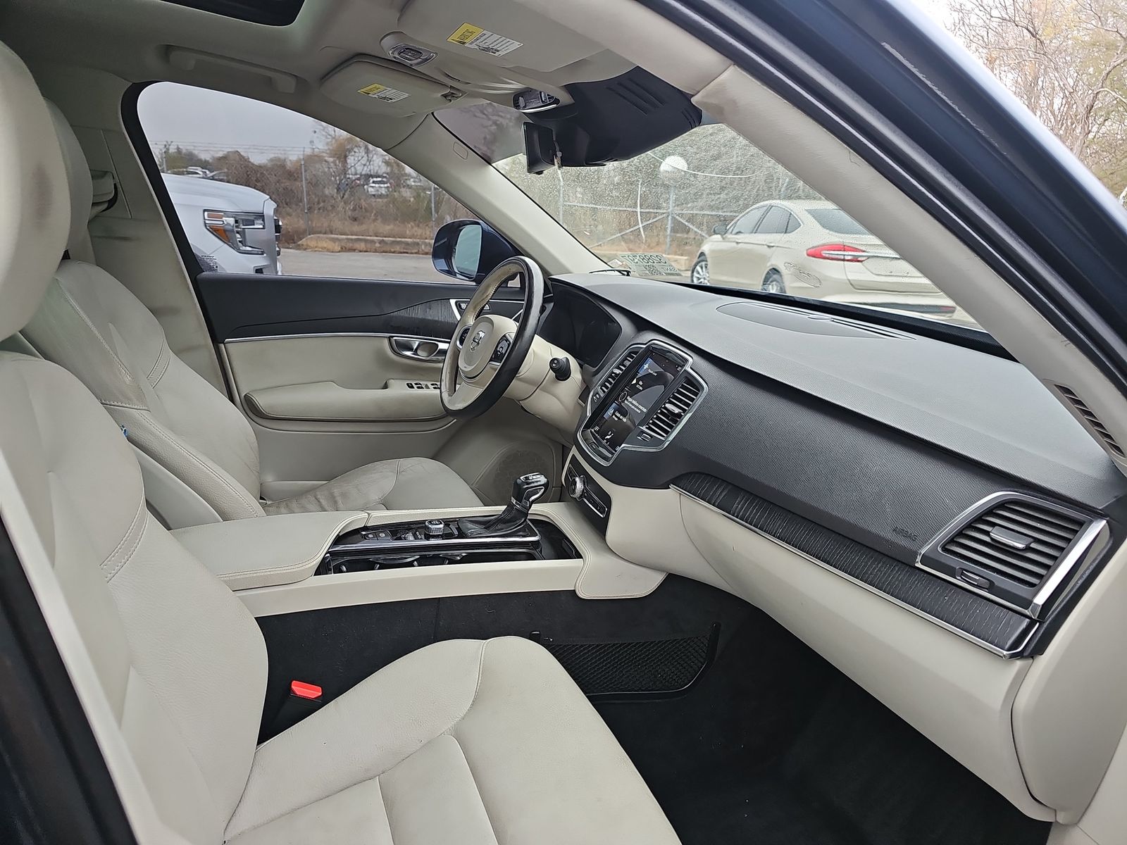 Volvo XC90 T5 Momentum 7-Passenger снимка Volvo XC90 T5 Momentum 7-Passenger