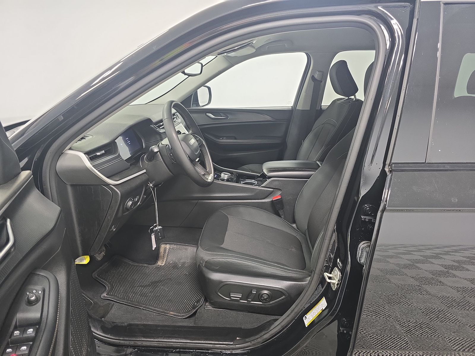 2023 Jeep Grand Cherokee Laredo AWD