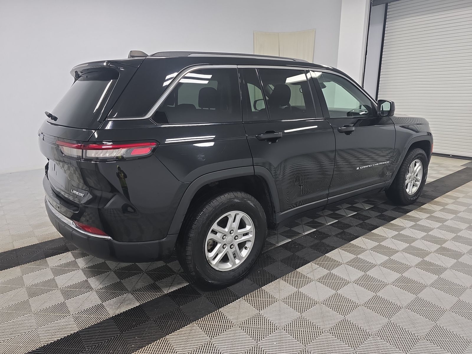 2023 Jeep Grand Cherokee Laredo AWD