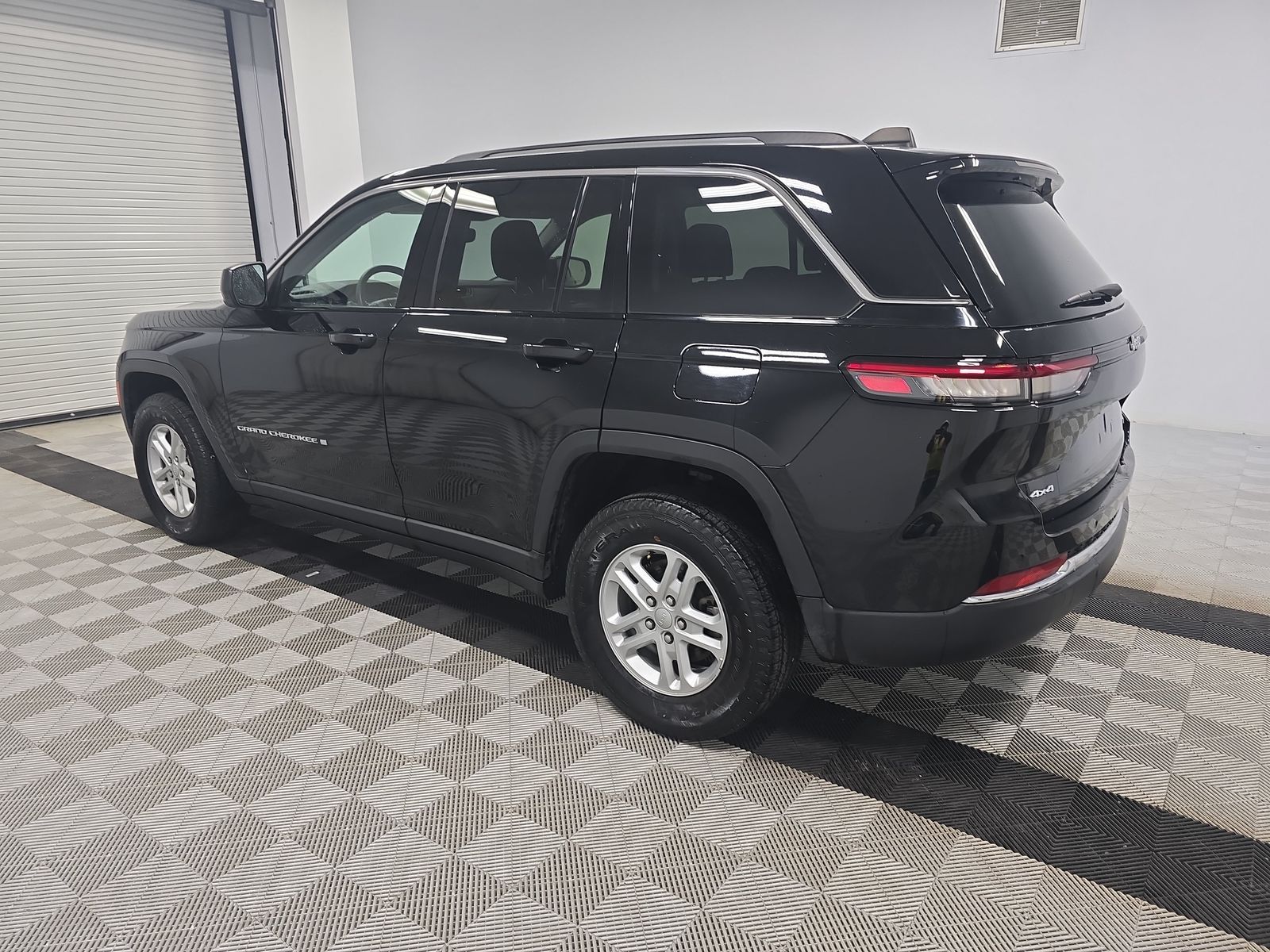 2023 Jeep Grand Cherokee Laredo AWD
