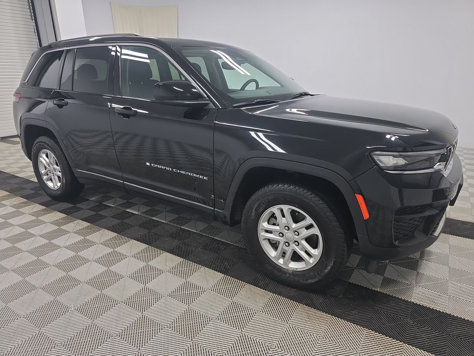 2023 Jeep Grand Cherokee Laredo AWD