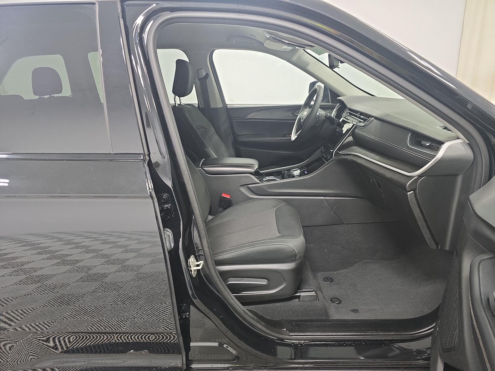 2023 Jeep Grand Cherokee Laredo AWD