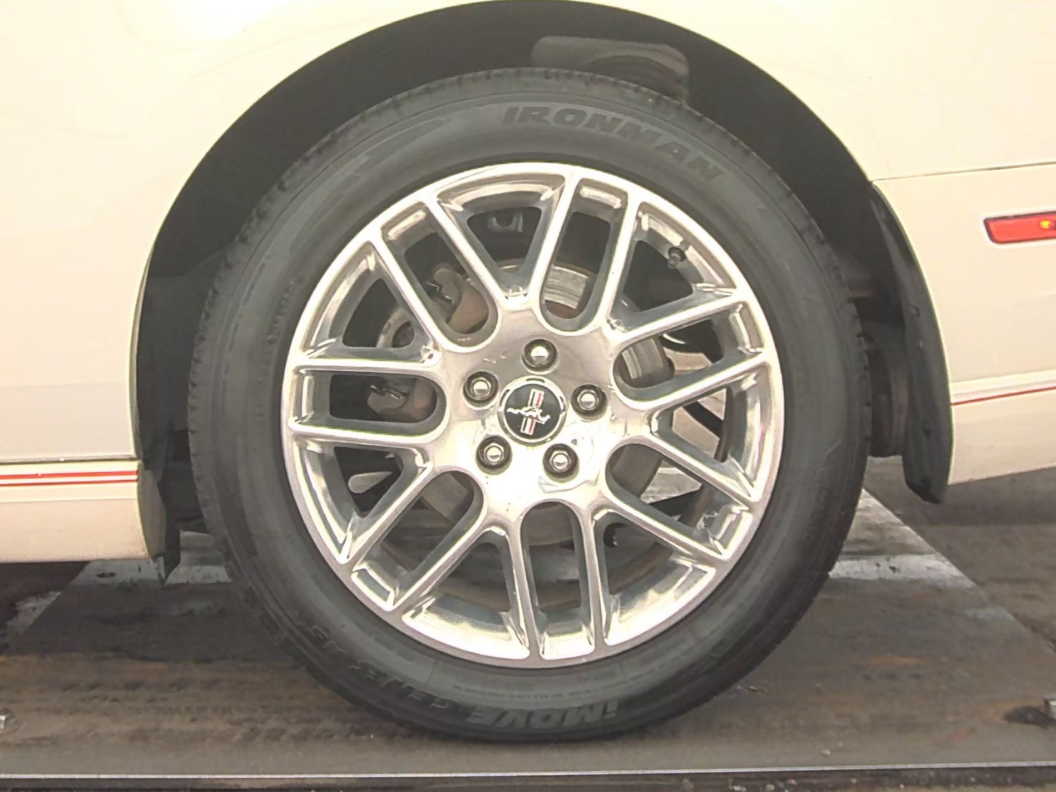 2013 Ford Mustang V6 Premium RWD