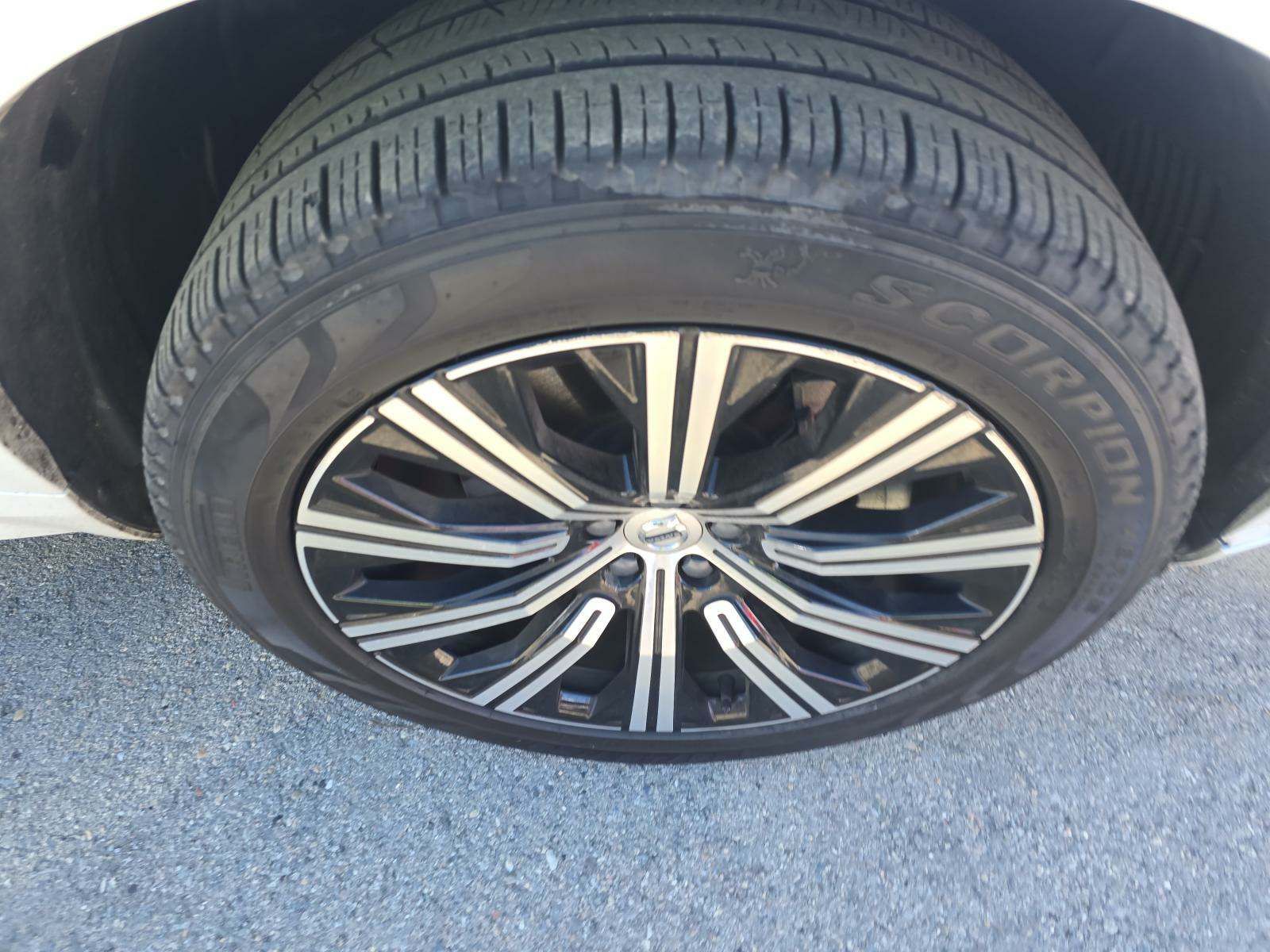 2023 Volvo XC90 B5 Plus AWD