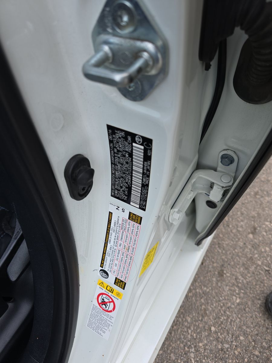 2016 Toyota Prius Three Touring FWD