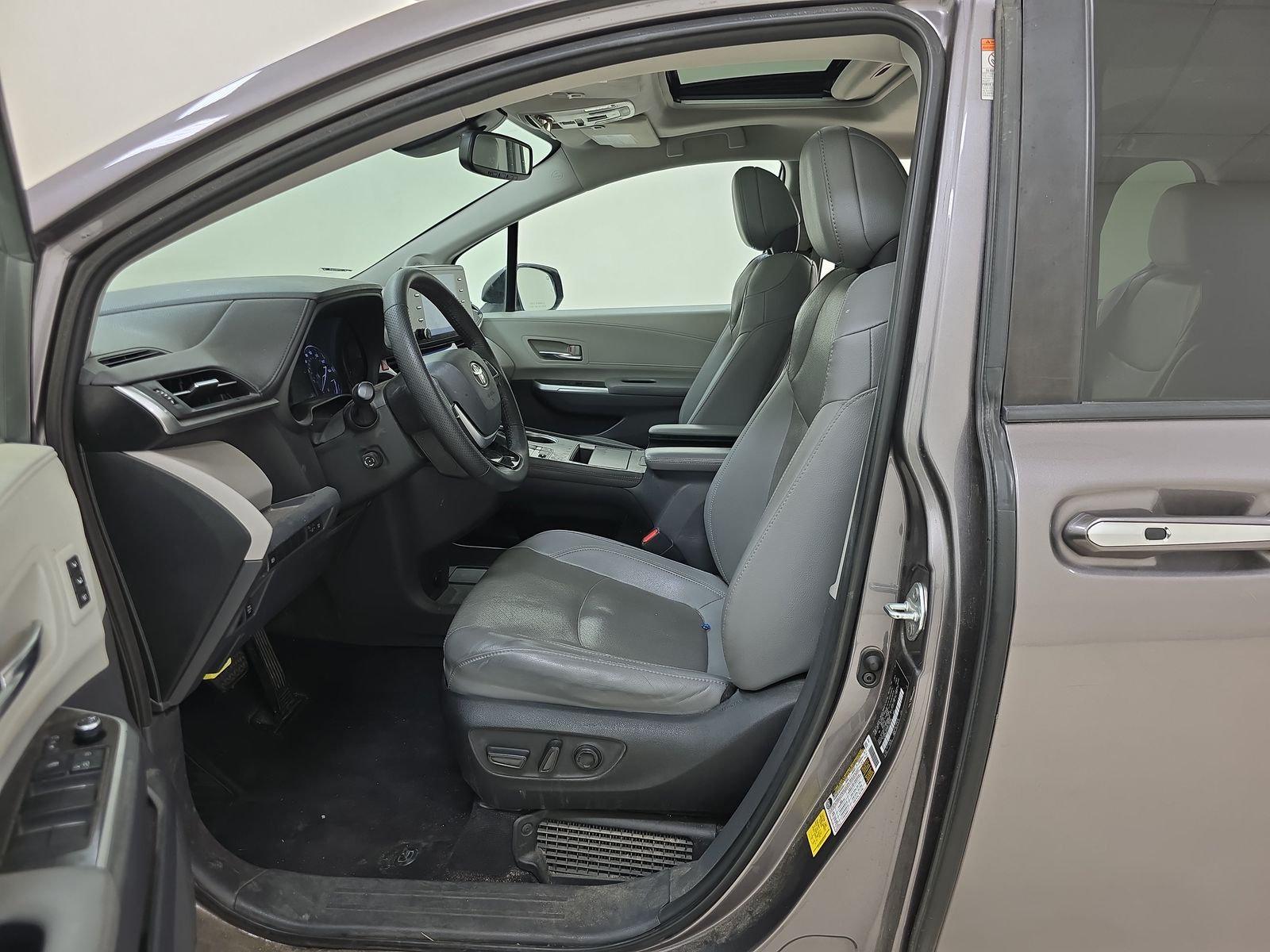 2022 Toyota Sienna Limited FWD