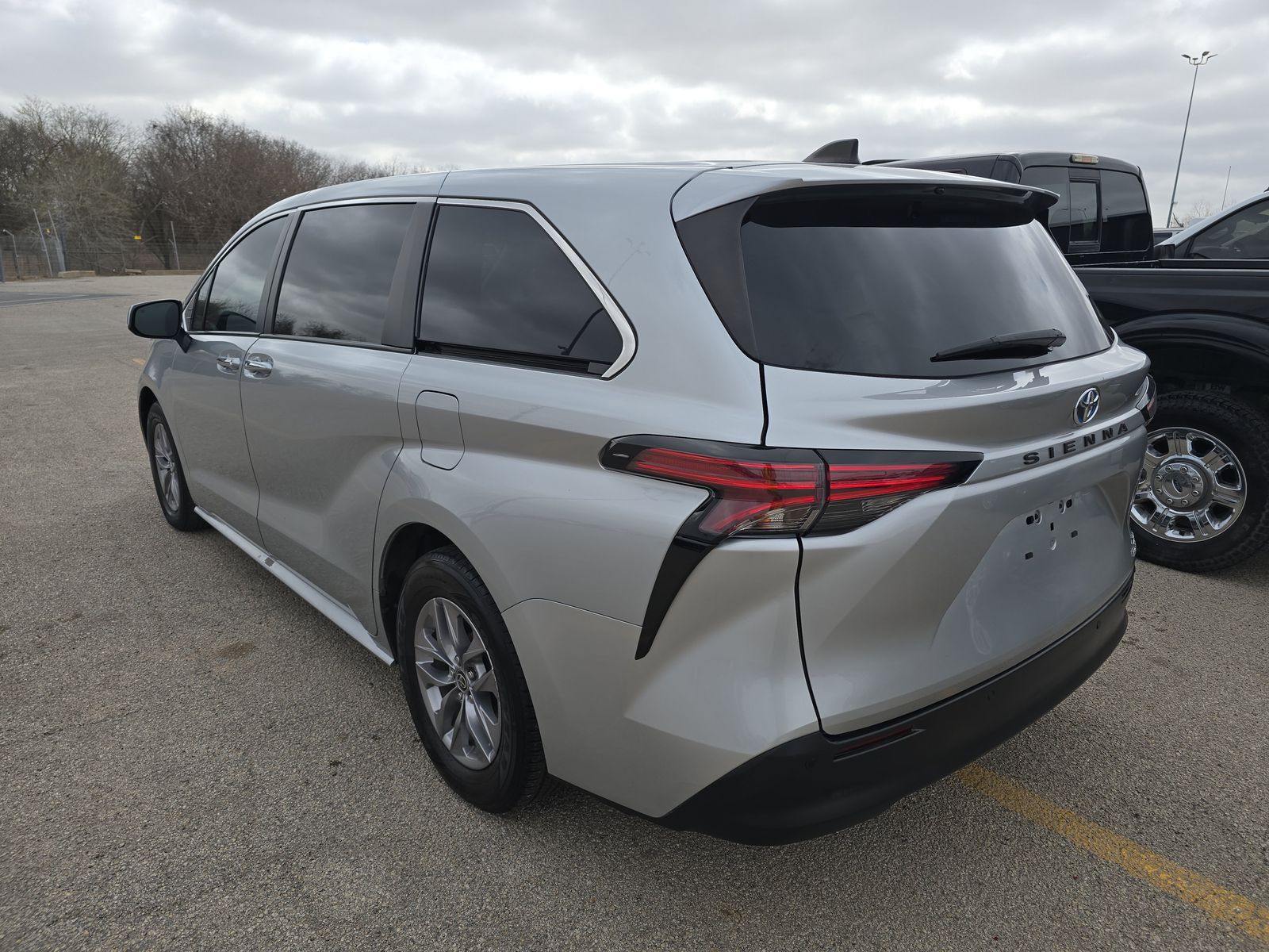 2022 Toyota Sienna XLE FWD