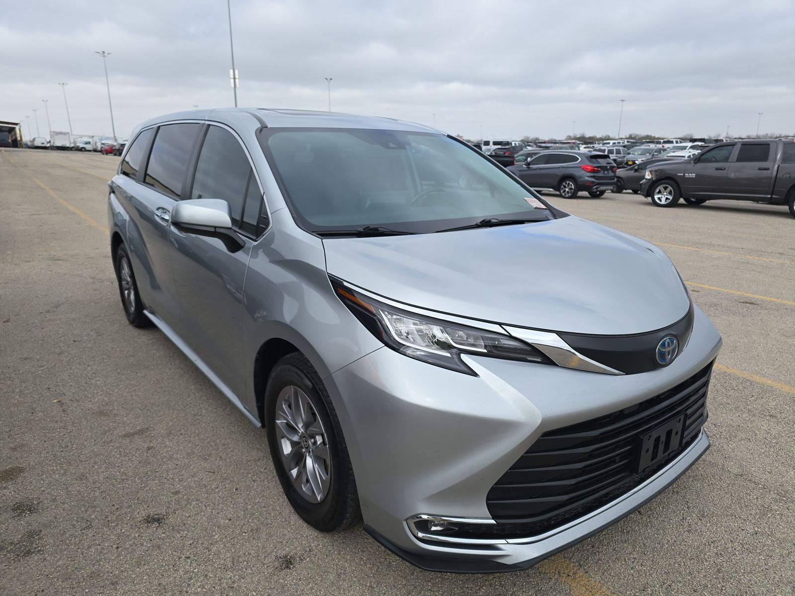 2022 Toyota Sienna XLE FWD