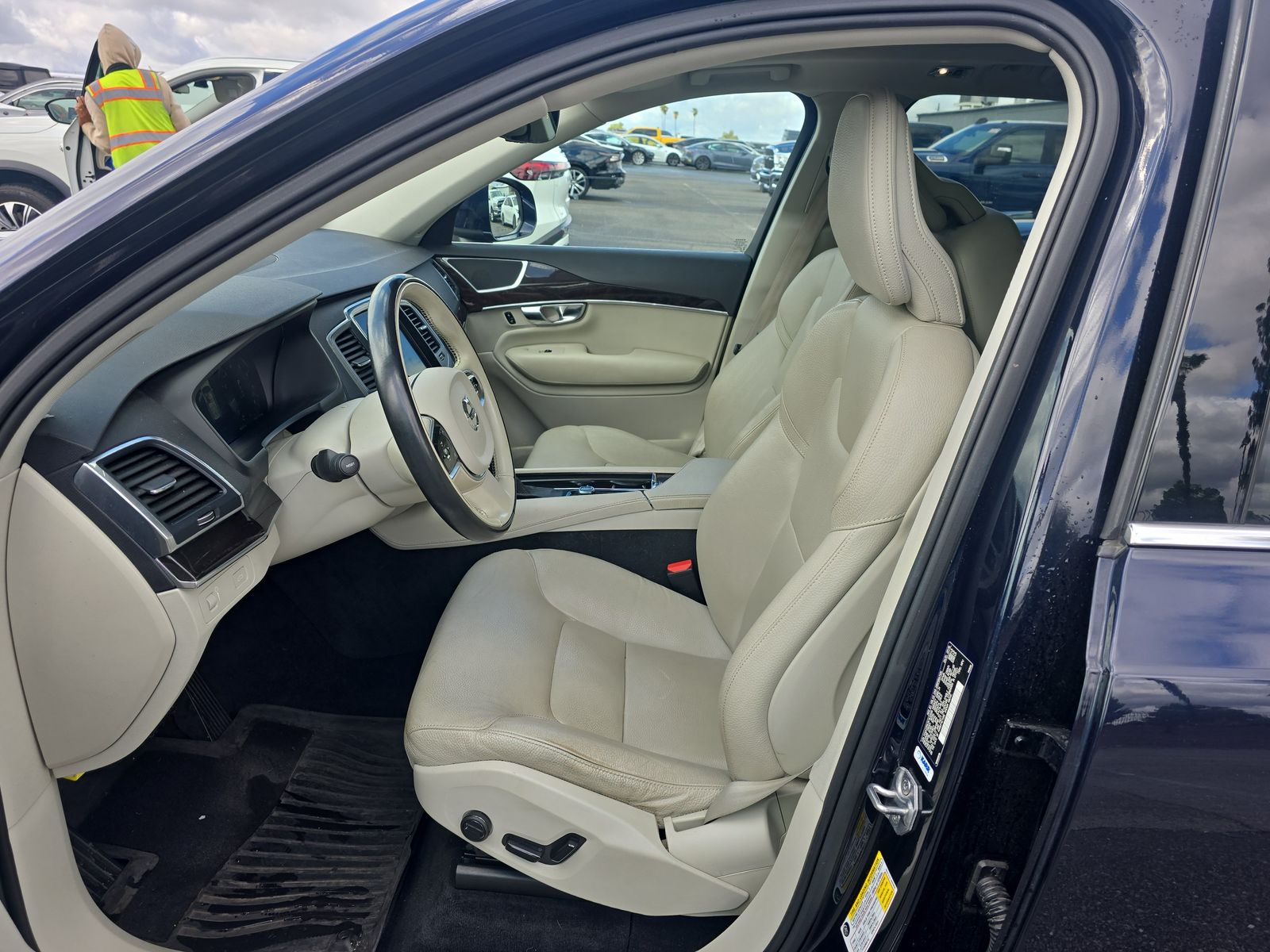 2019 Volvo XC90 T6 Momentum AWD