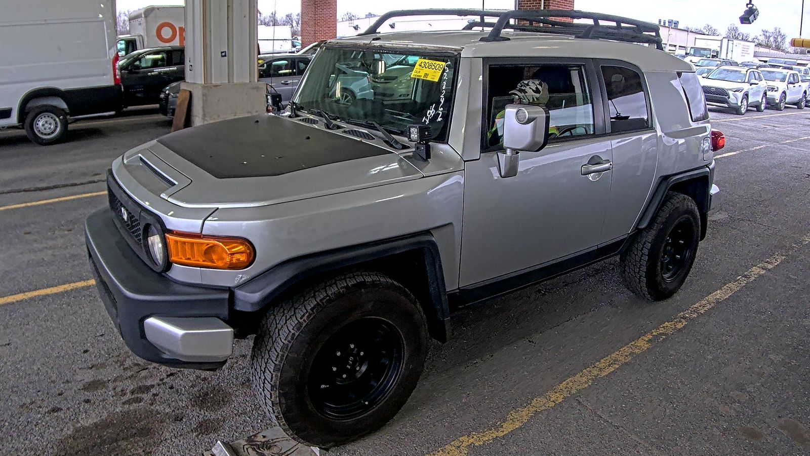 Toyota FJ Cruiser w/Rear Doors снимка Toyota FJ Cruiser w/Rear Doors