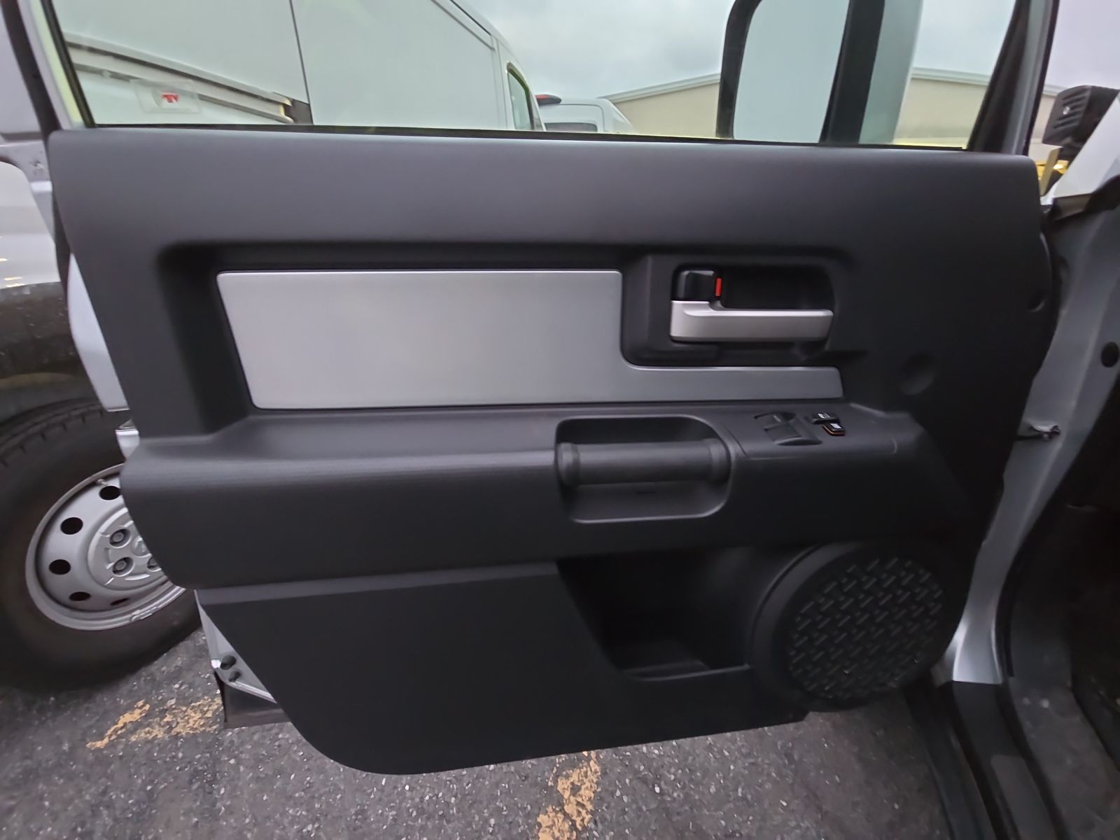 Toyota FJ Cruiser w/Rear Doors снимка Toyota FJ Cruiser w/Rear Doors