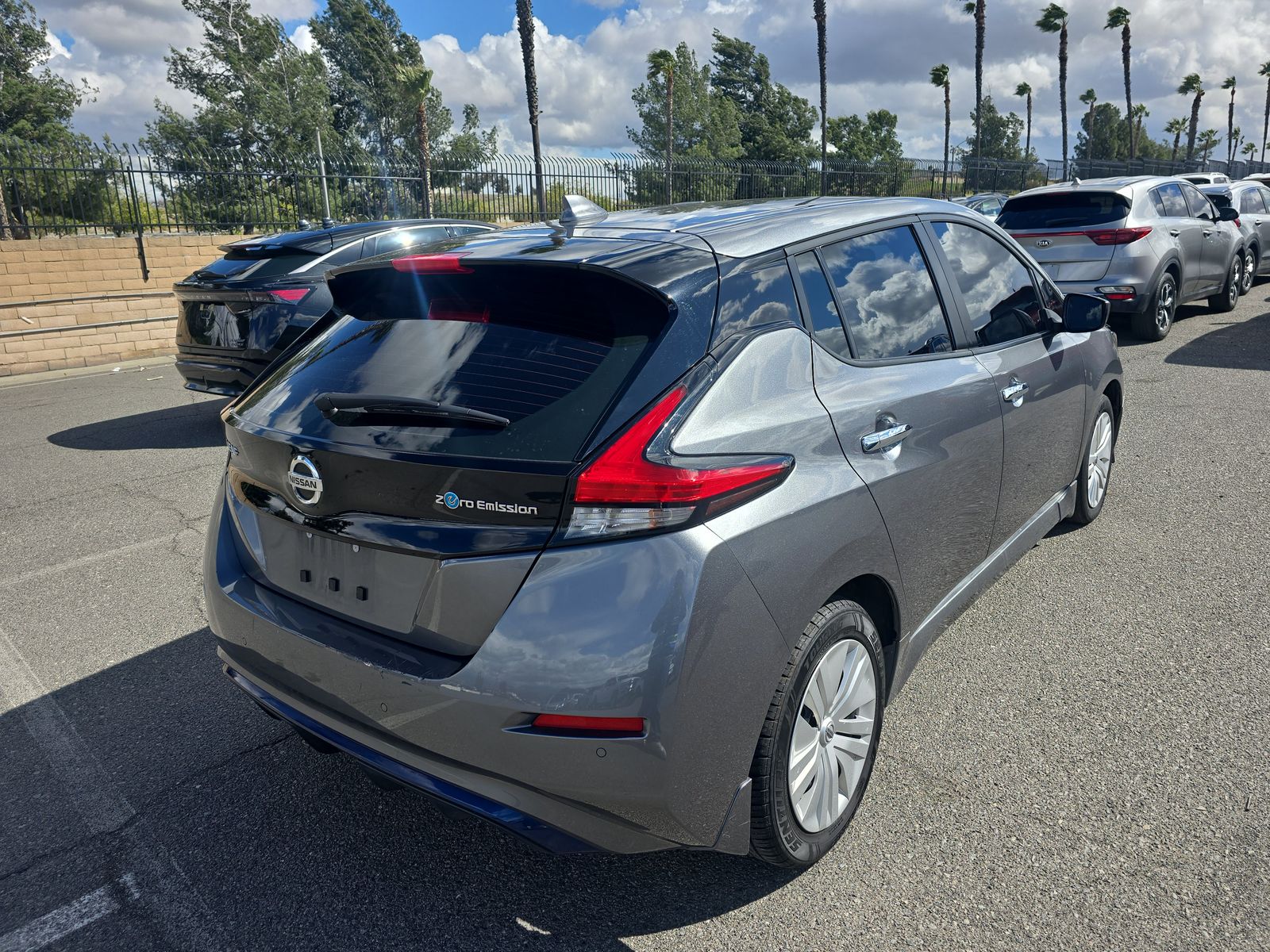 2022 Nissan LEAF S FWD