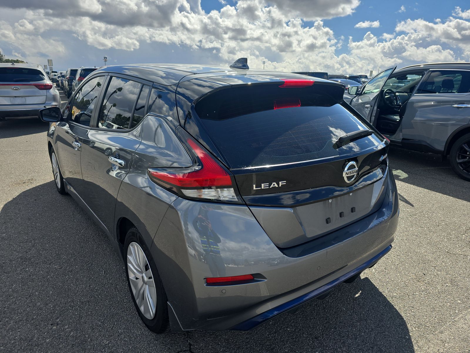 2022 Nissan LEAF S FWD