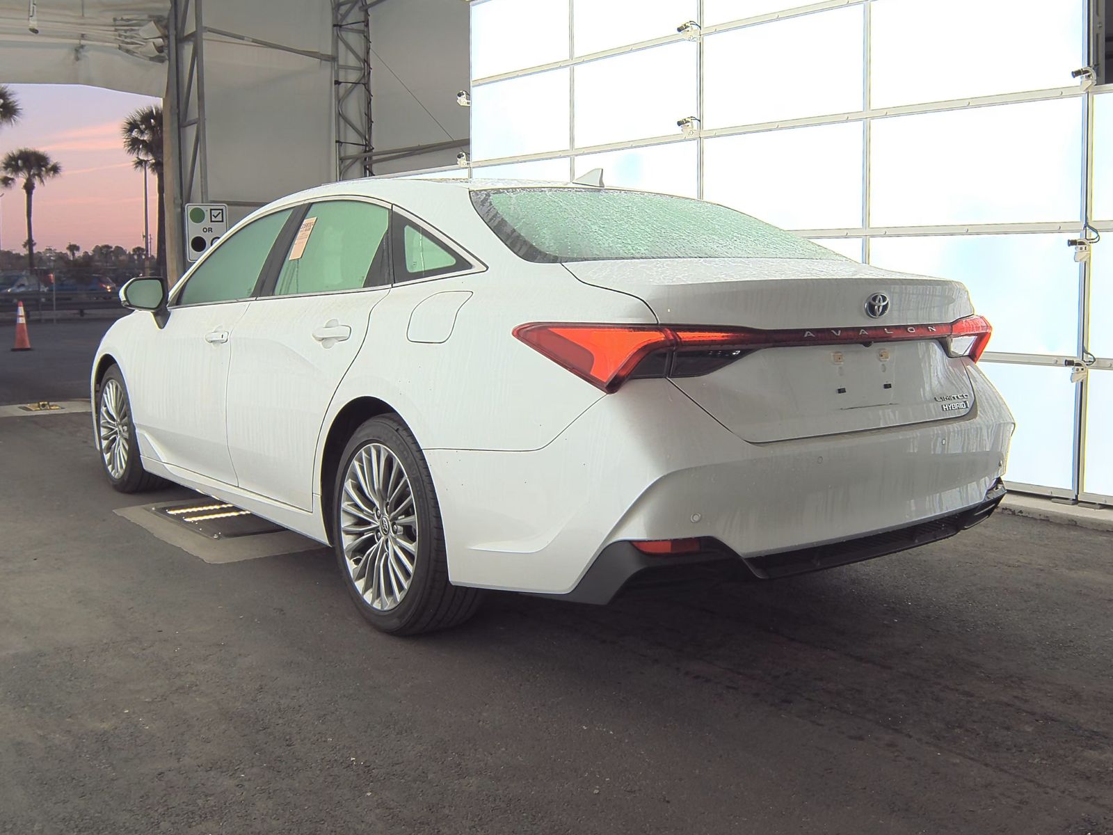 2022 Toyota Avalon Hybrid Limited FWD