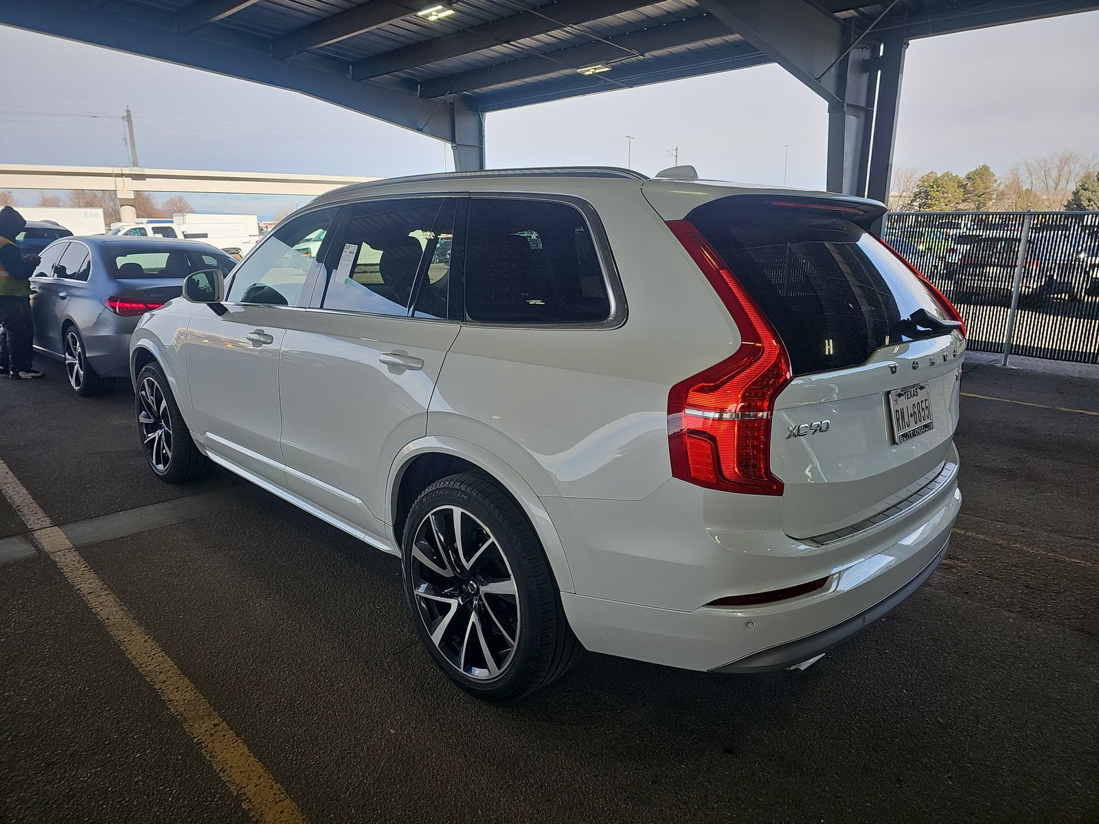 2022 Volvo XC90 T6 Momentum AWD