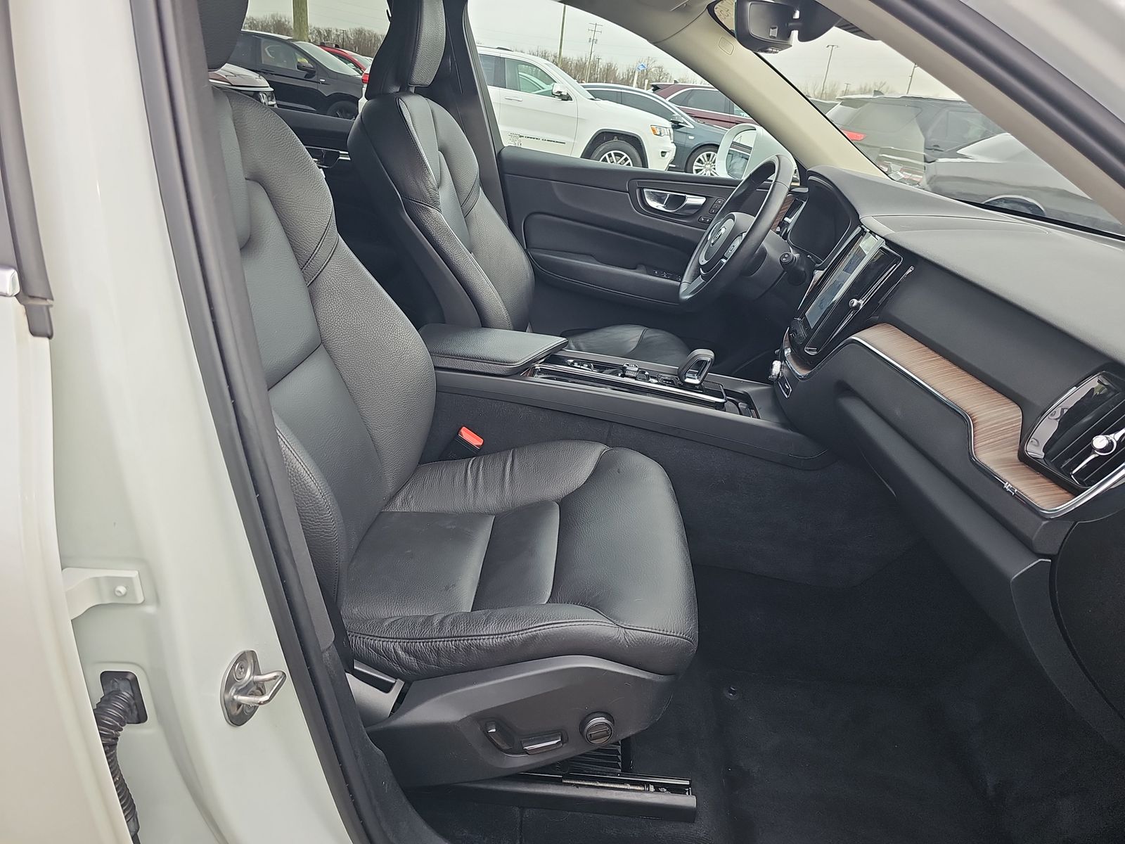 2022 Volvo XC60 B5 Momentum AWD