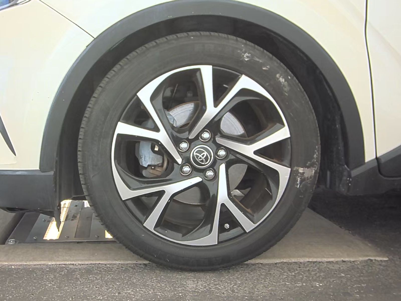 2019 Toyota C-HR XLE FWD