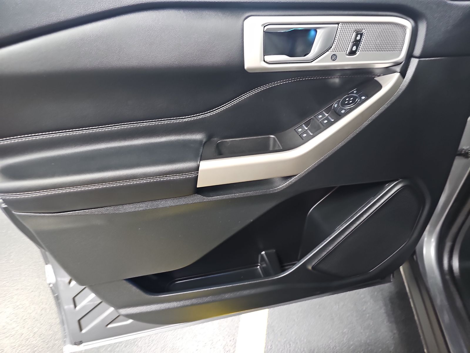 FORD EXPLORER - 10
