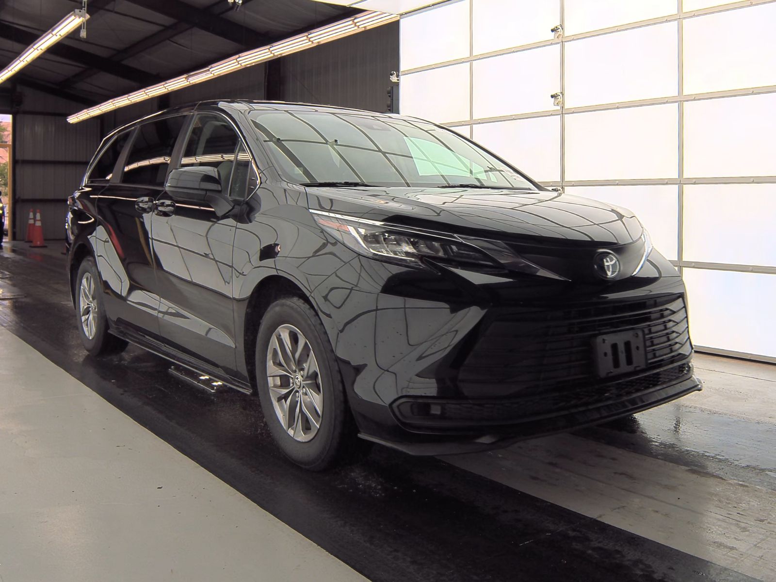 2022 Toyota Sienna LE FWD