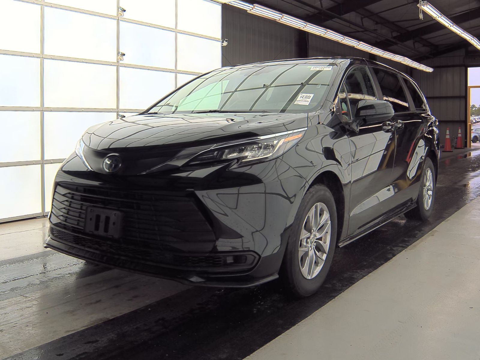 2022 Toyota Sienna LE FWD