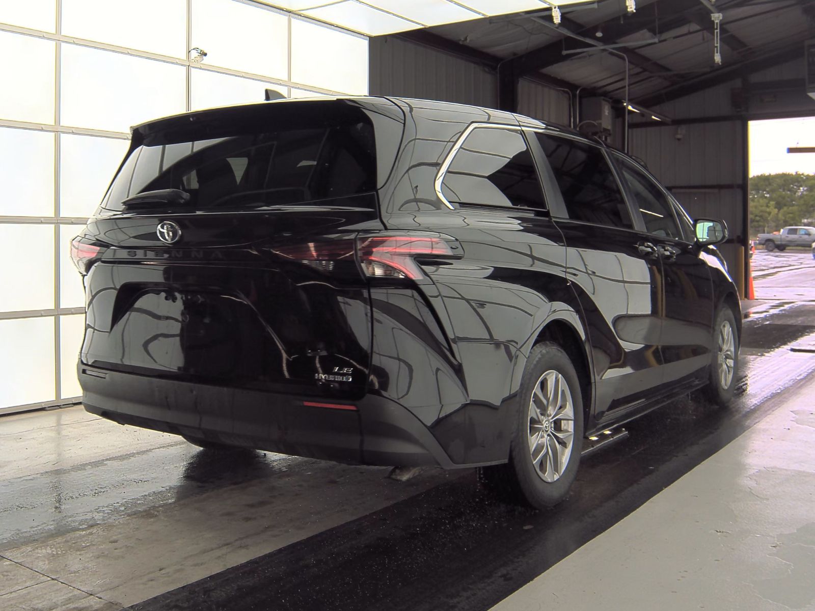 2022 Toyota Sienna LE FWD