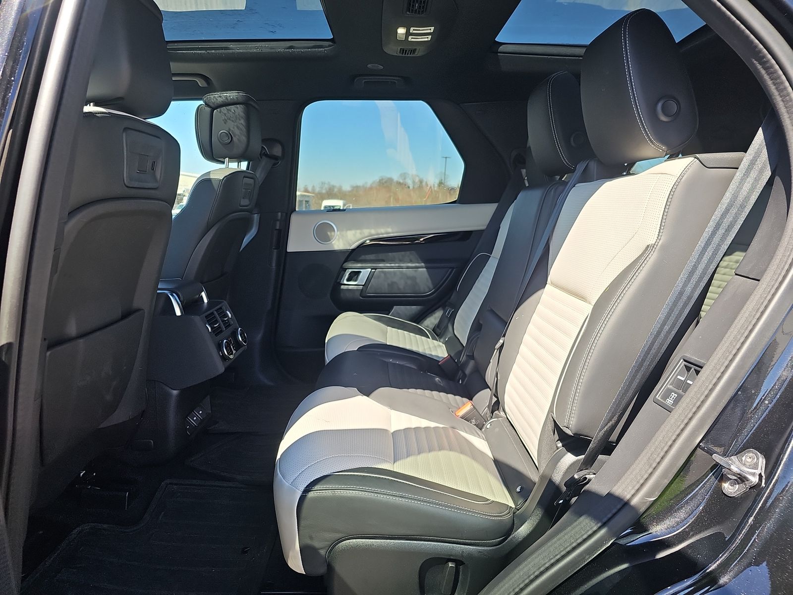 2023 Land Rover Discovery Metropolitan Edition AWD