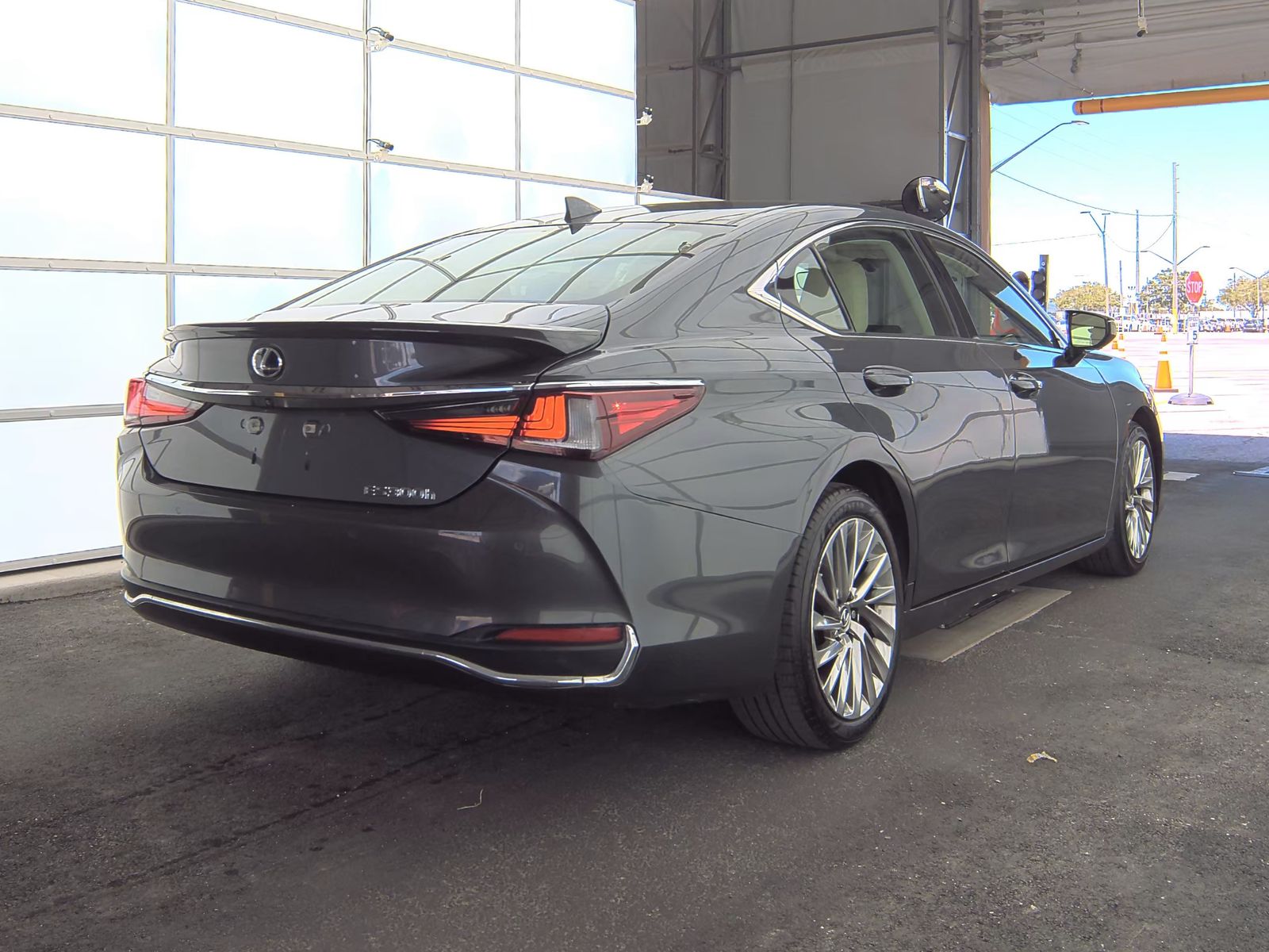 2022 Lexus ES ES 300h Luxury FWD