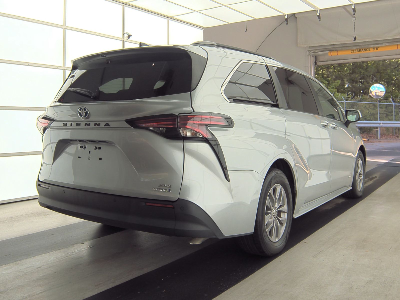 2021 Toyota Sienna XLE FWD