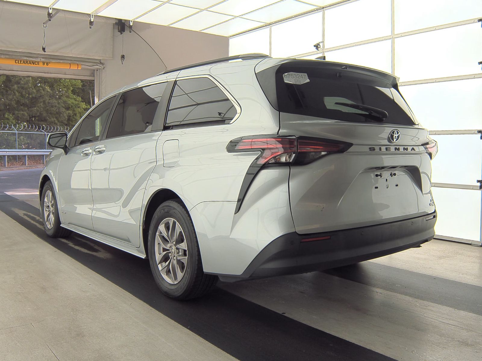 2021 Toyota Sienna XLE FWD