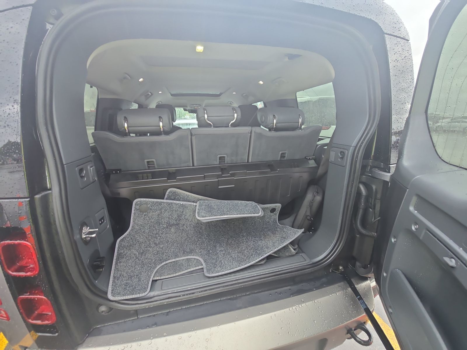 2024 Land Rover Defender 130 X-Dynamic SE AWD