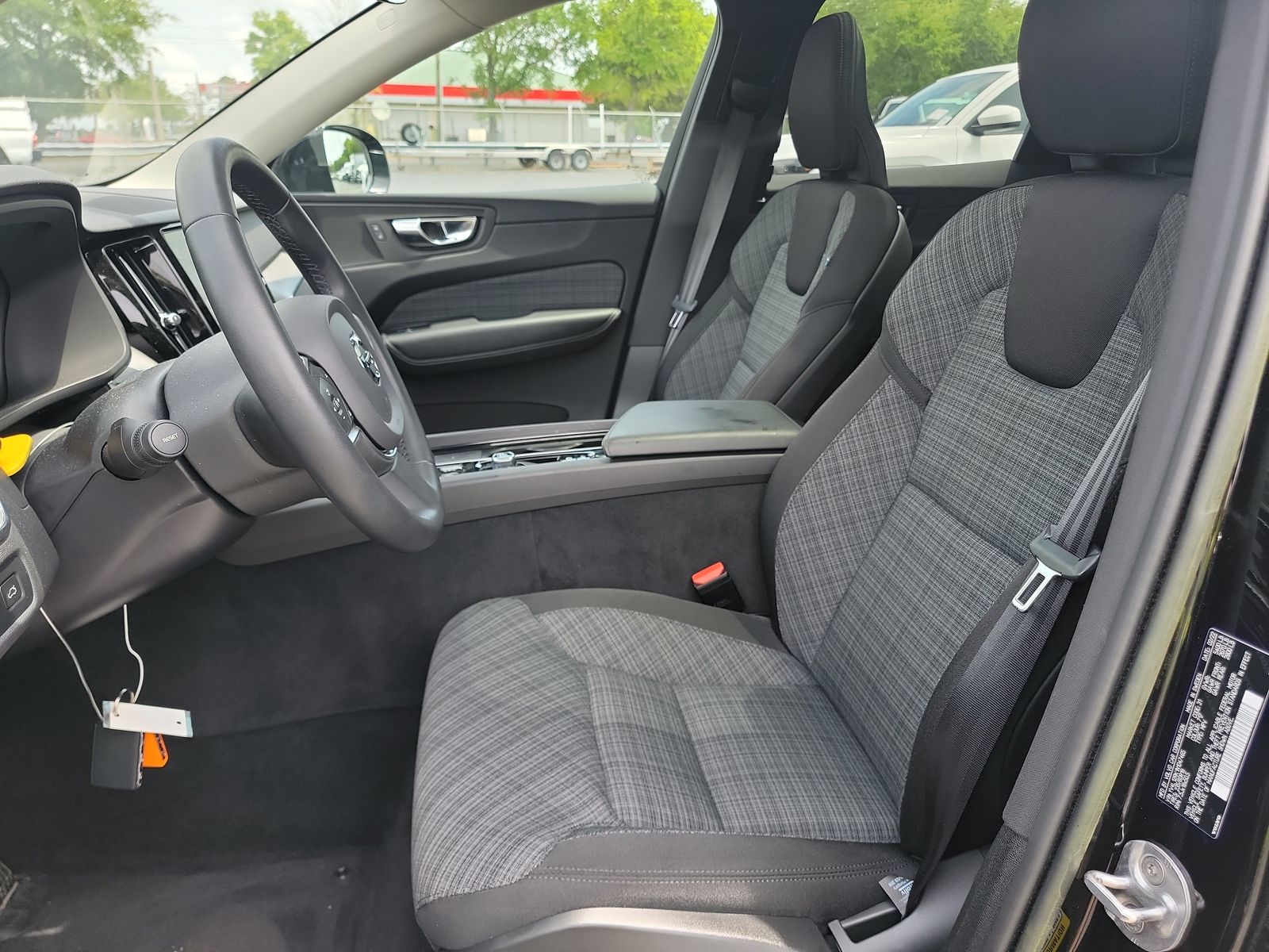 2022 Volvo XC60 B5 Momentum AWD