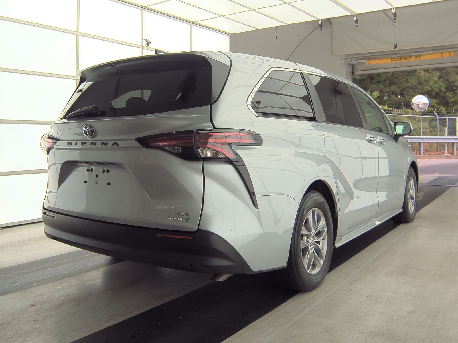 2021 Toyota Sienna XLE FWD