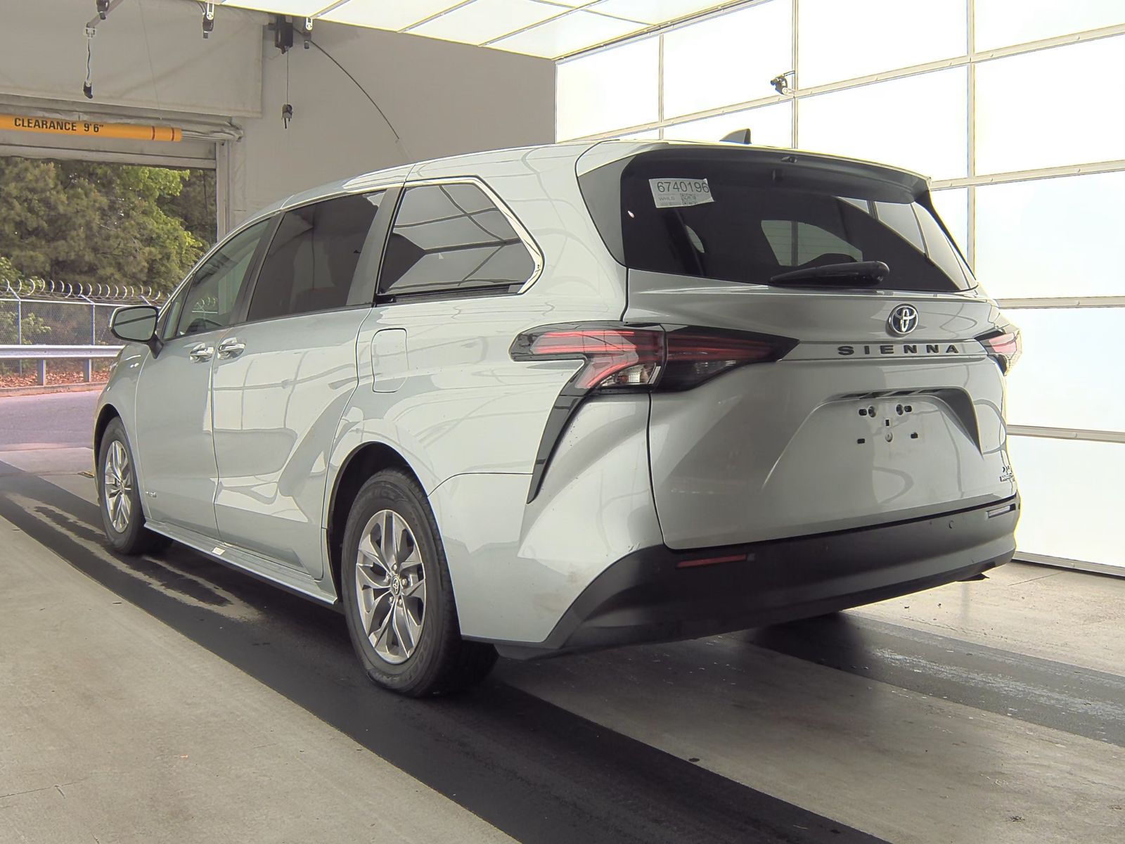 2021 Toyota Sienna XLE FWD