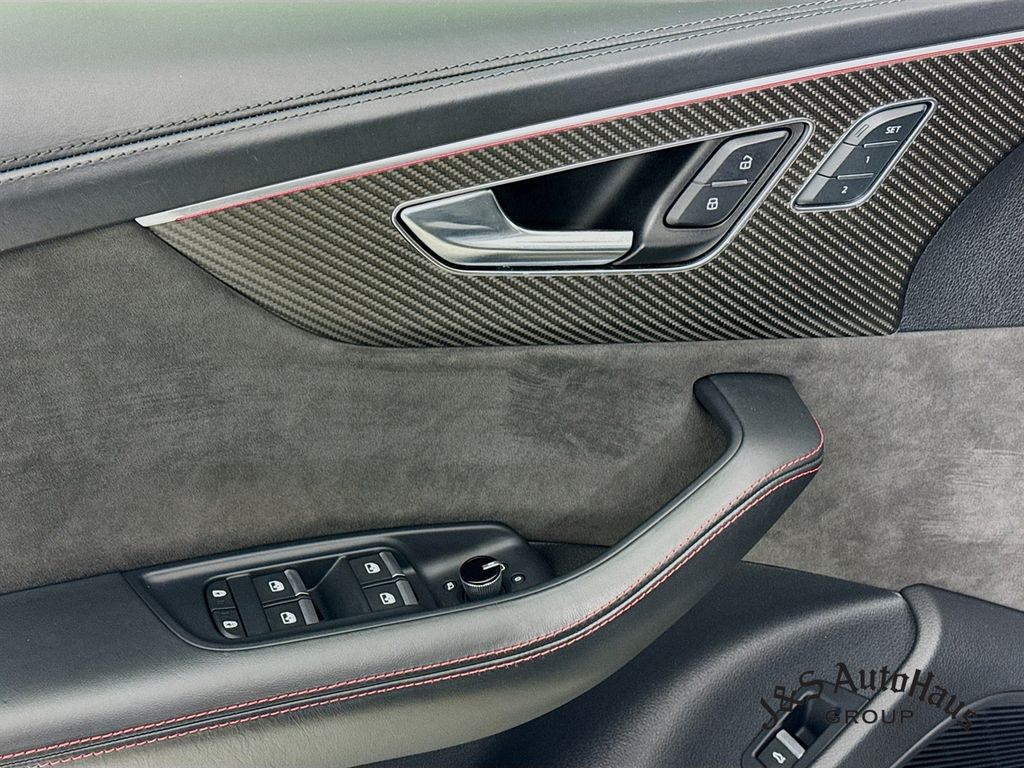 Audi RS Q8 снимка Audi RS Q8