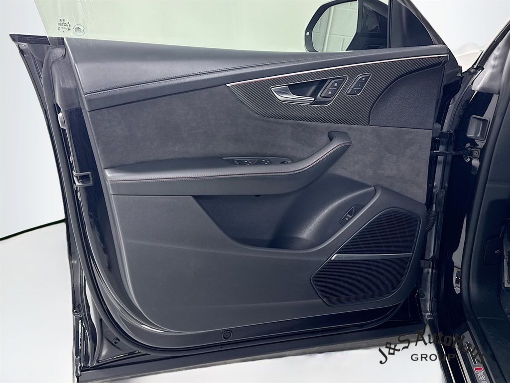 Audi RS Q8 снимка Audi RS Q8
